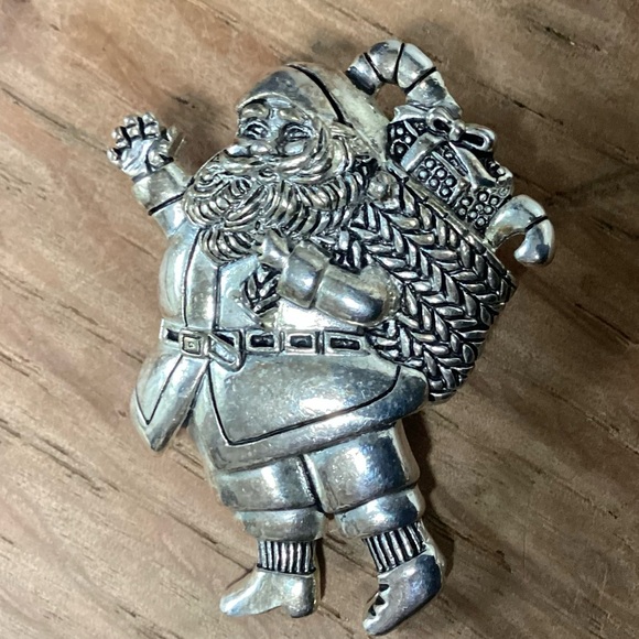 ⚫️ Vintage Santa Brooch / Charm in Silvertone by MJ Designs - Just Add A Chain - Picture 1 of 10